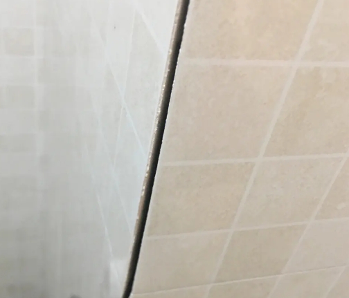 鸡冠瓷砖空鼓维修公司分享阳台瓷砖脱落的修复过程可以分为以下几个步骤